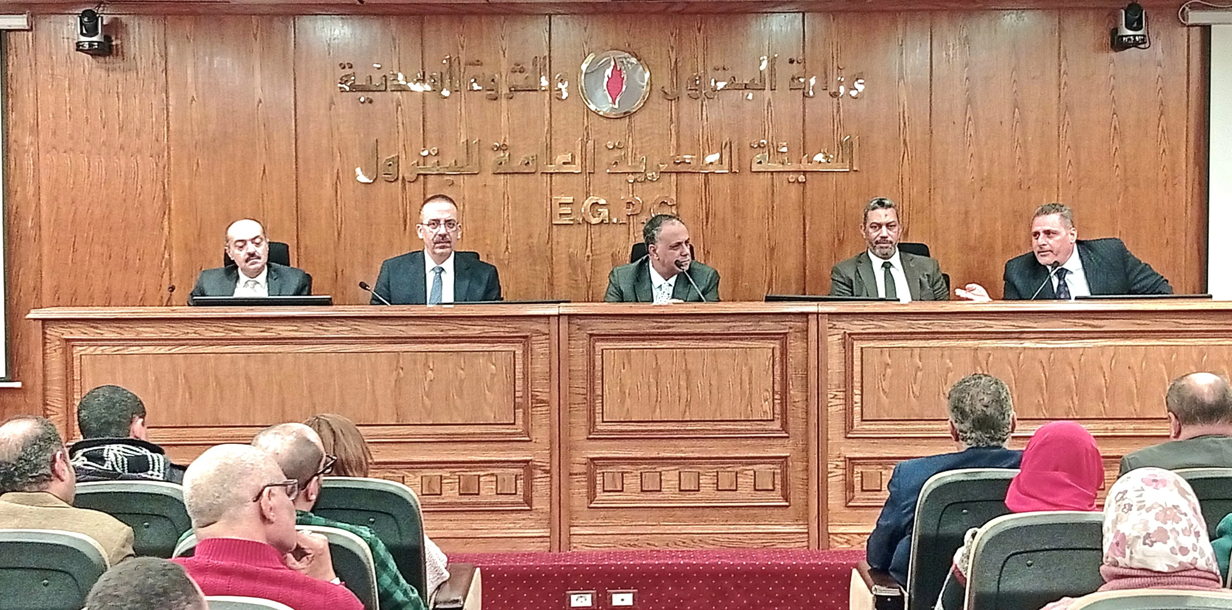 هيئة-البترول-تعقد-حوارًا-مفتوحًا-مع-العاملين-بالنيابات-المسئولة-عن-العملية-الإنتاجية